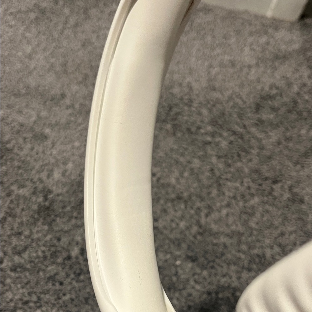 Over-Ear White Headphones - Picture 6 of 8